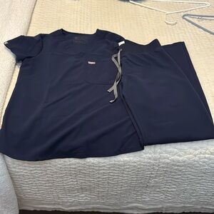 FIGS Women’s Scrubs
Navy
Catarina Top XS
Livingston Bottoms XS